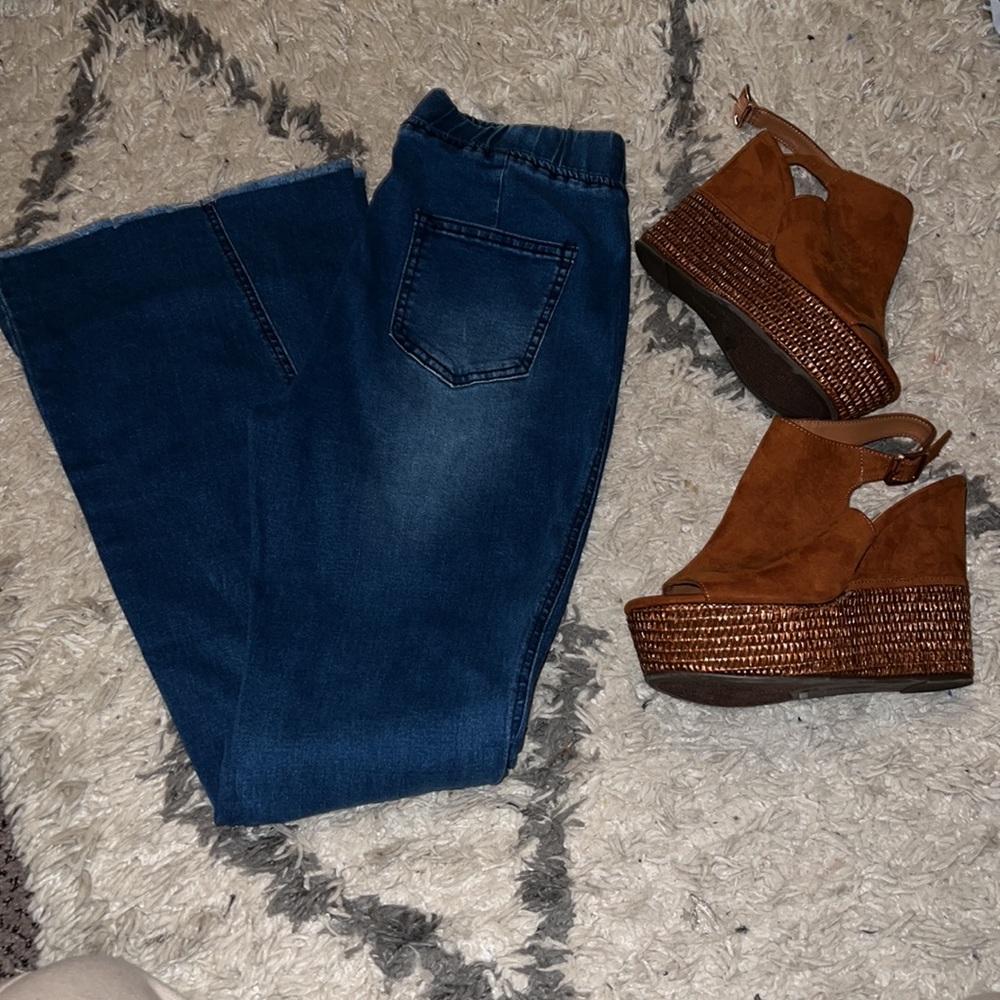 BNWOT medium wash, elastic waist, bell bottom